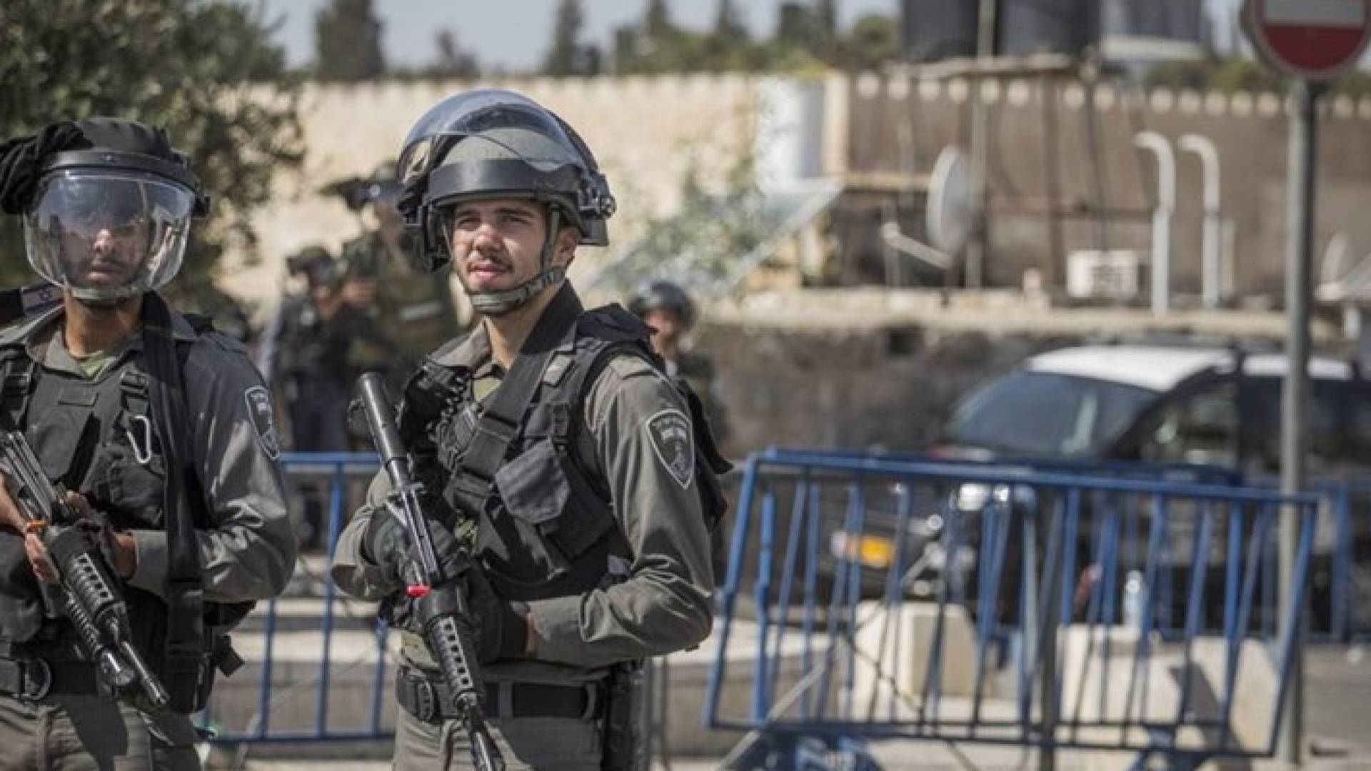 جيش الاحتلال يفرغ الأقصى بـ "قوة السلاح" لتأمين اقتحامات كيلنر وغليك