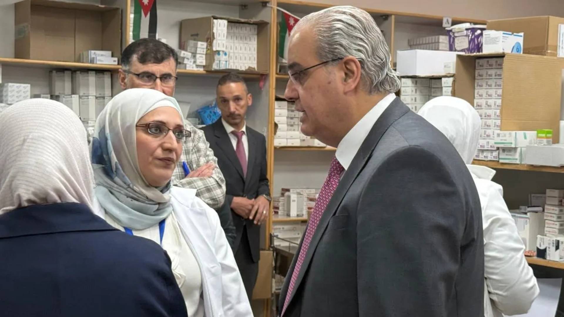 البدور يوجه بإعادة توزيع عيادات الاختصاص وتخفيف الازدحام في مستشفى حمزة