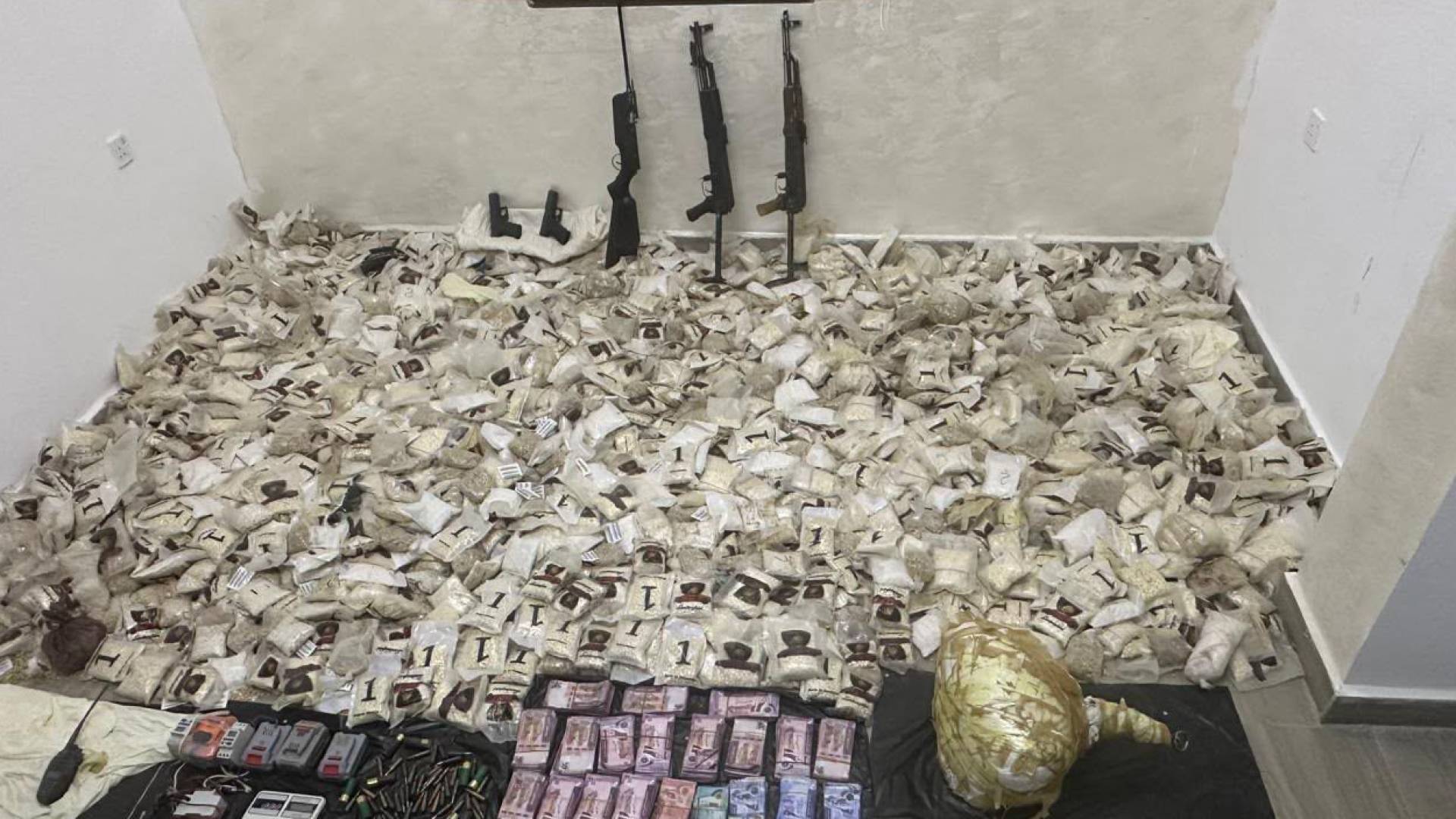 الأمن العام يحبط مخططا لتهريب 2 مليون حبة مخدرة ويقبض على مطلوب خطير في الرويشد