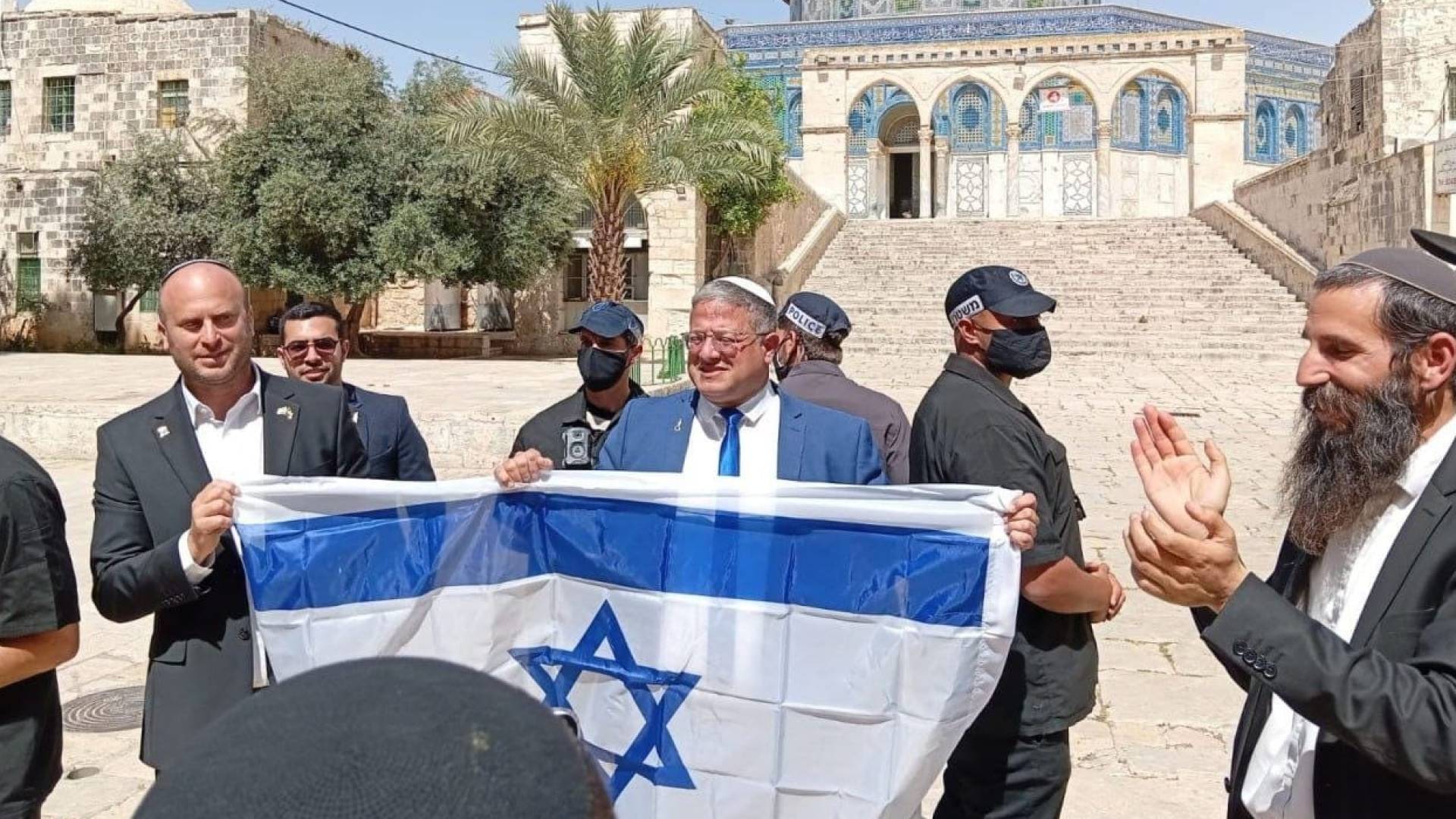 بالفيديو.. بن غفير يقتحم الأقصى ويرفع علم الاحتلال فيه: "جبل الهيكل في أيدينا"
