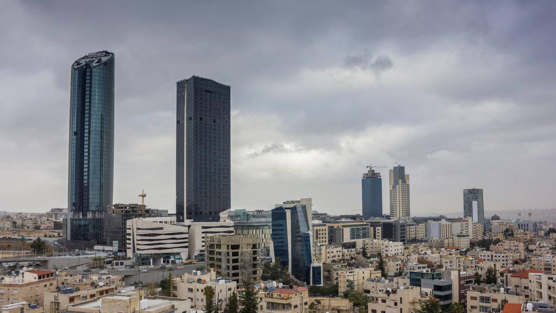 طقس العرب: انخفاض على الحرارة وأجواء غائمة تتحول إلى نشطة الرياح عصرا في الأردن