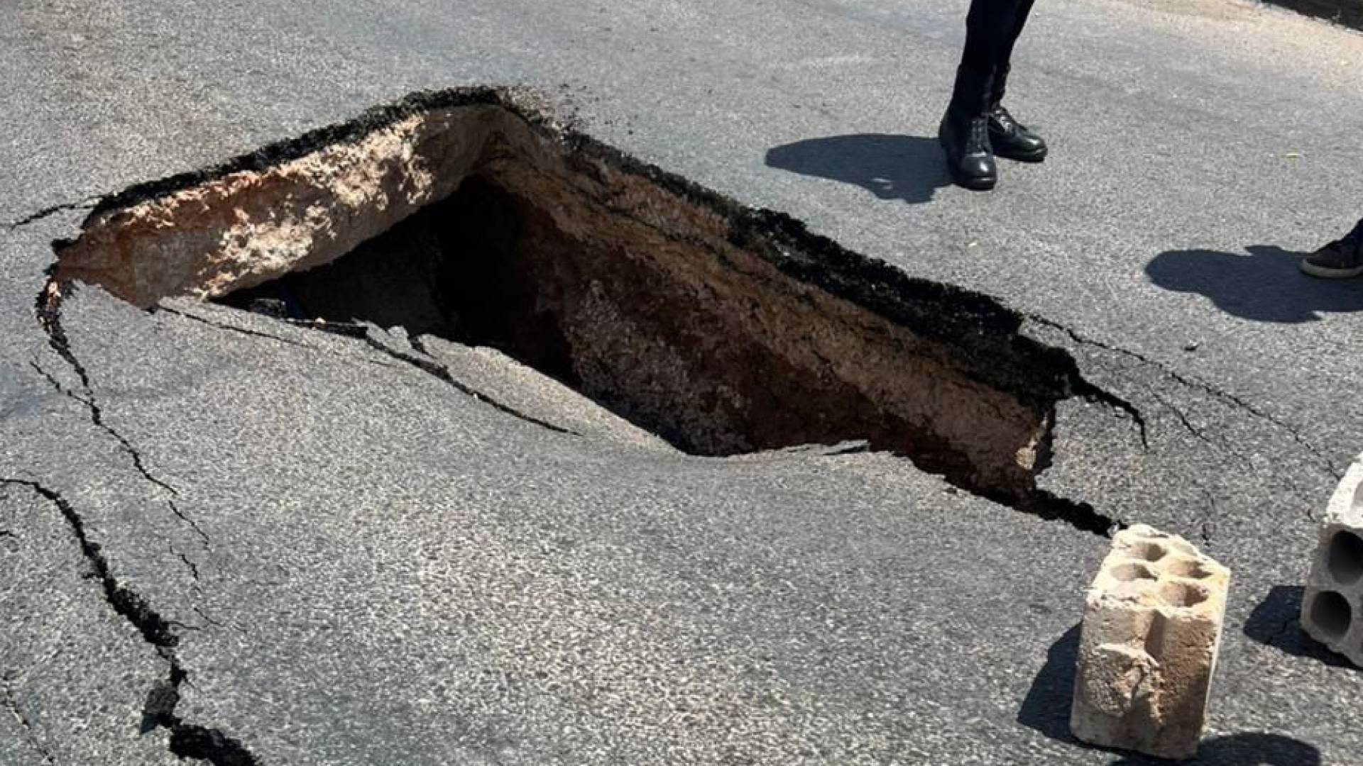 انهيار في شارع حواره الرئيسي بسبب كسر في خط ناقل للمياه
