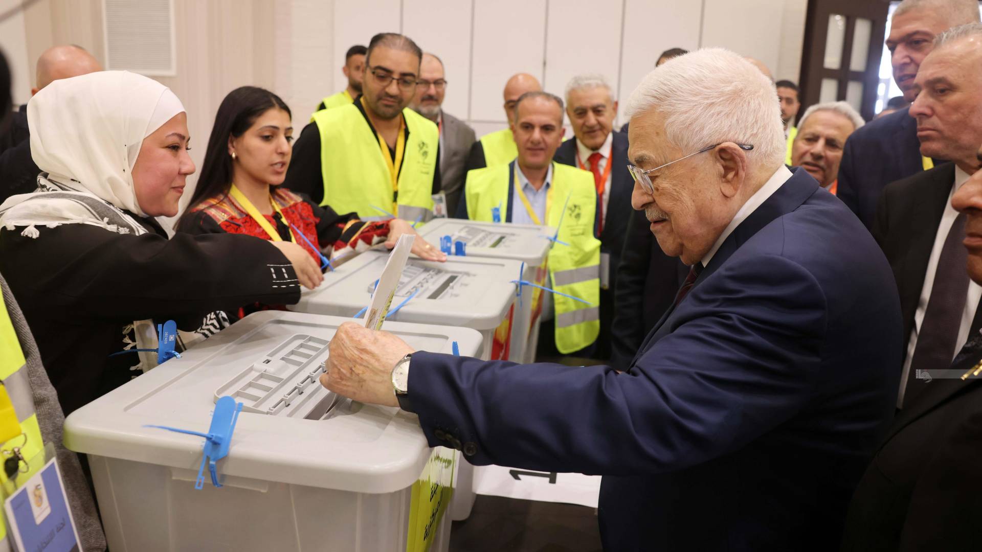 عباس يدلي بصوته في انتخابات "فتح" ويعلن: "2026 هو عام الديمقراطية"