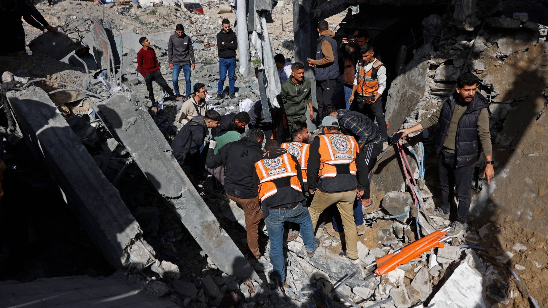 مصادر طبية فلسطينية: 11 شهيدا وأكثر من 60 مصابا في غارات للاحتلال على قطاع غزة منذ مساء الجمعة