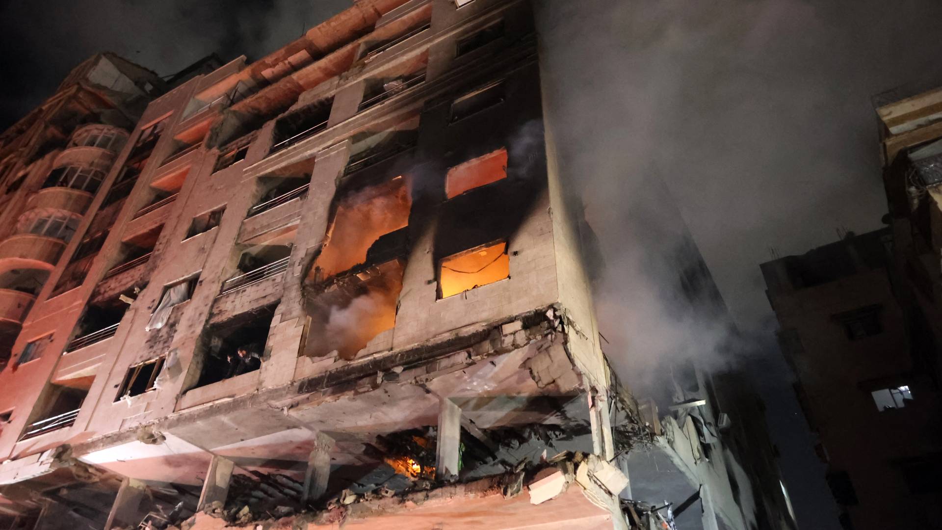 الاحتلال يكثف قصفه المدفعي وإطلاق النار على الأحياء السكنية في غزة وخان يونس