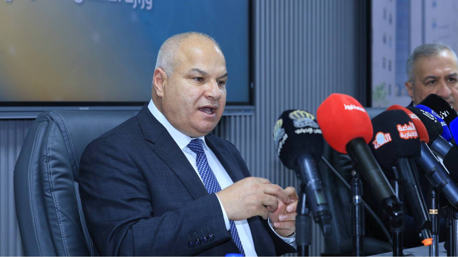 وزير العمل يكشف لـ"نبض البلد" خطة الحكومة لجذب الشباب إلى العمل في القطاعات التي يعزفون عنها
