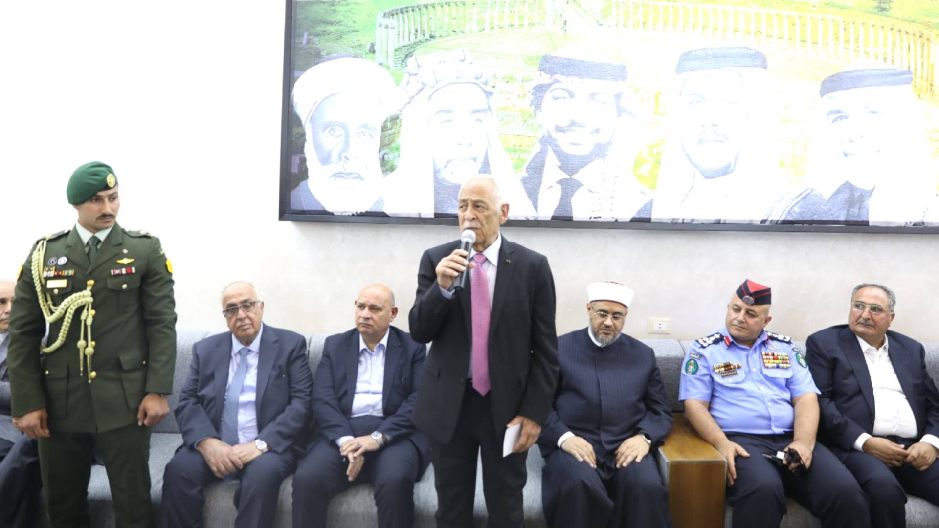 مندوبا عن الملك وولي العهد.. العيسوي يعزي عشيرة العتوم وآل ناصيف