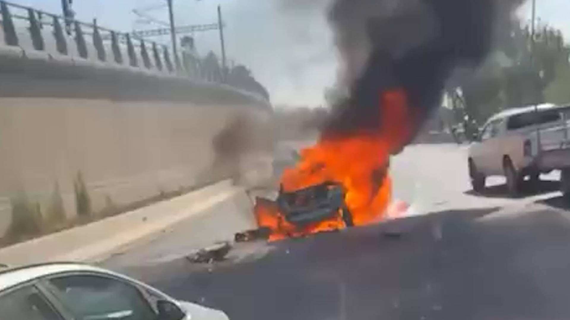 تضارب الأنباء حول انفجار سيارة "أيالون" في تل أبيب .. اغتيال أمني أم جريمة جنائية؟