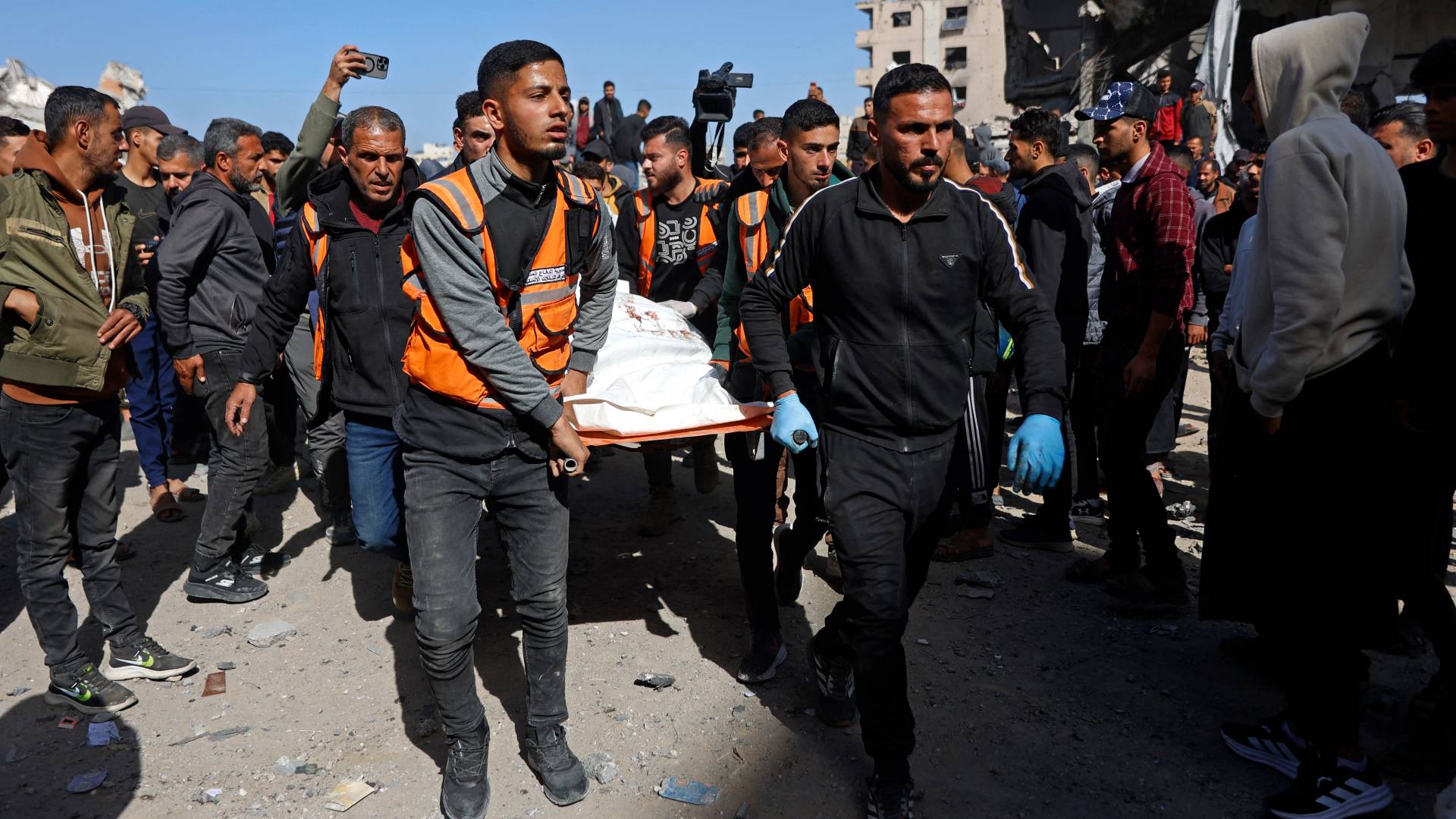 مصادر طبية فلسطينية: 6 شهداء وجرحى في غارة للاحتلال استهدفت خيام نازحين بحي الرمال في غزة #عاجل 