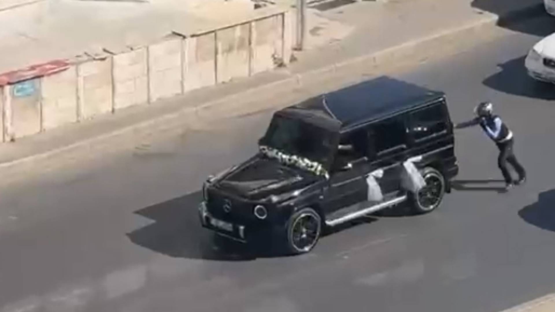 لفتة إنسانية.. رقيب سير يساعد سيارة زفاف تعطلت في الشارع بالعاصمة عمان.. فيديو