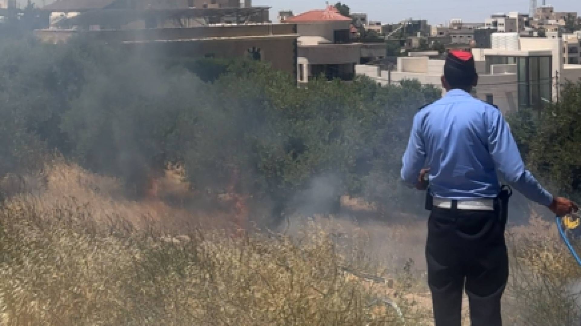بالفيديو.. نشمي من الأمن العام يساهم في إخماد حريق أعشاب جافة في مرج الحمام