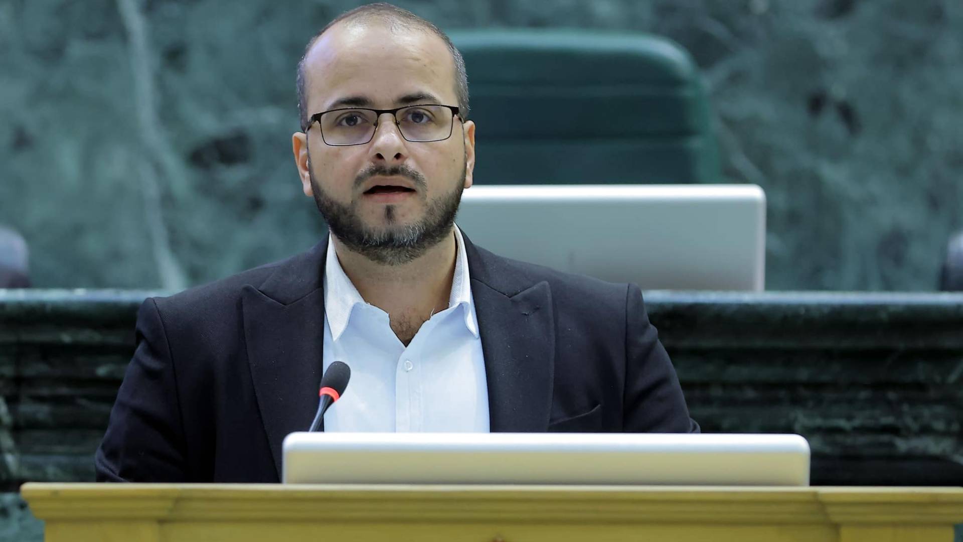صدور حكم بحبس النائب حسن الرياطي سنتين لإدانته بالاعتداء على نائب أخر