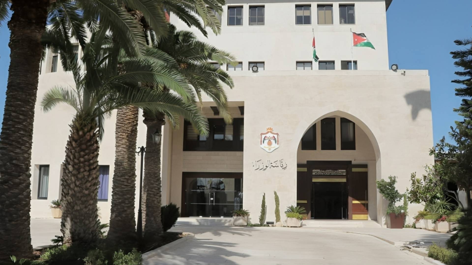 مجلس الوزراء يقرر شمول شركات النقل السياحي المتخصص بحزمة التسهيلات المالية والدعم الحكومي