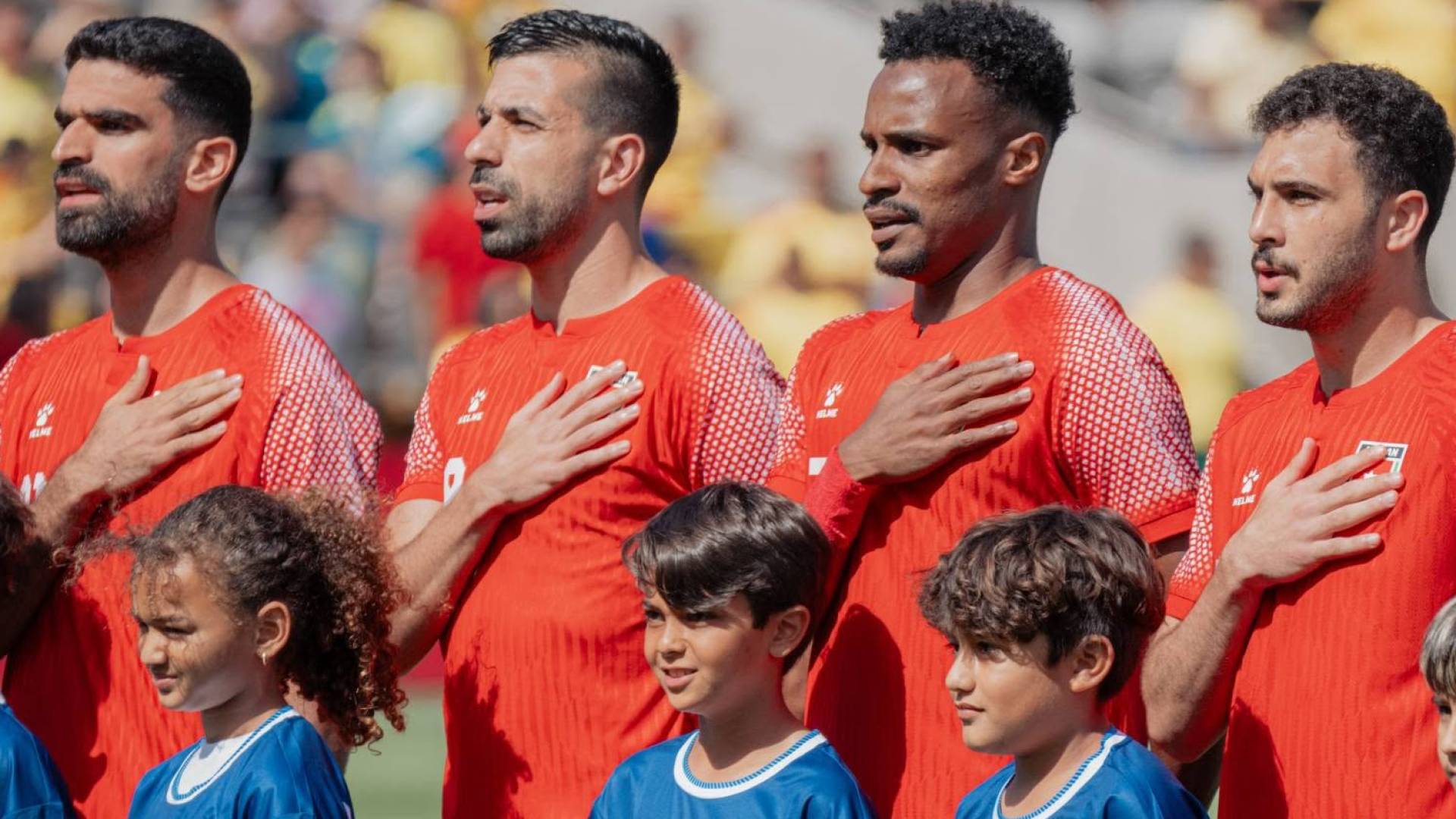 حب الأردن لا يعرف الغربة.. طفل مغترب يفاجئ لاعبي النشامى بحفظه السلام الملكي الأردني