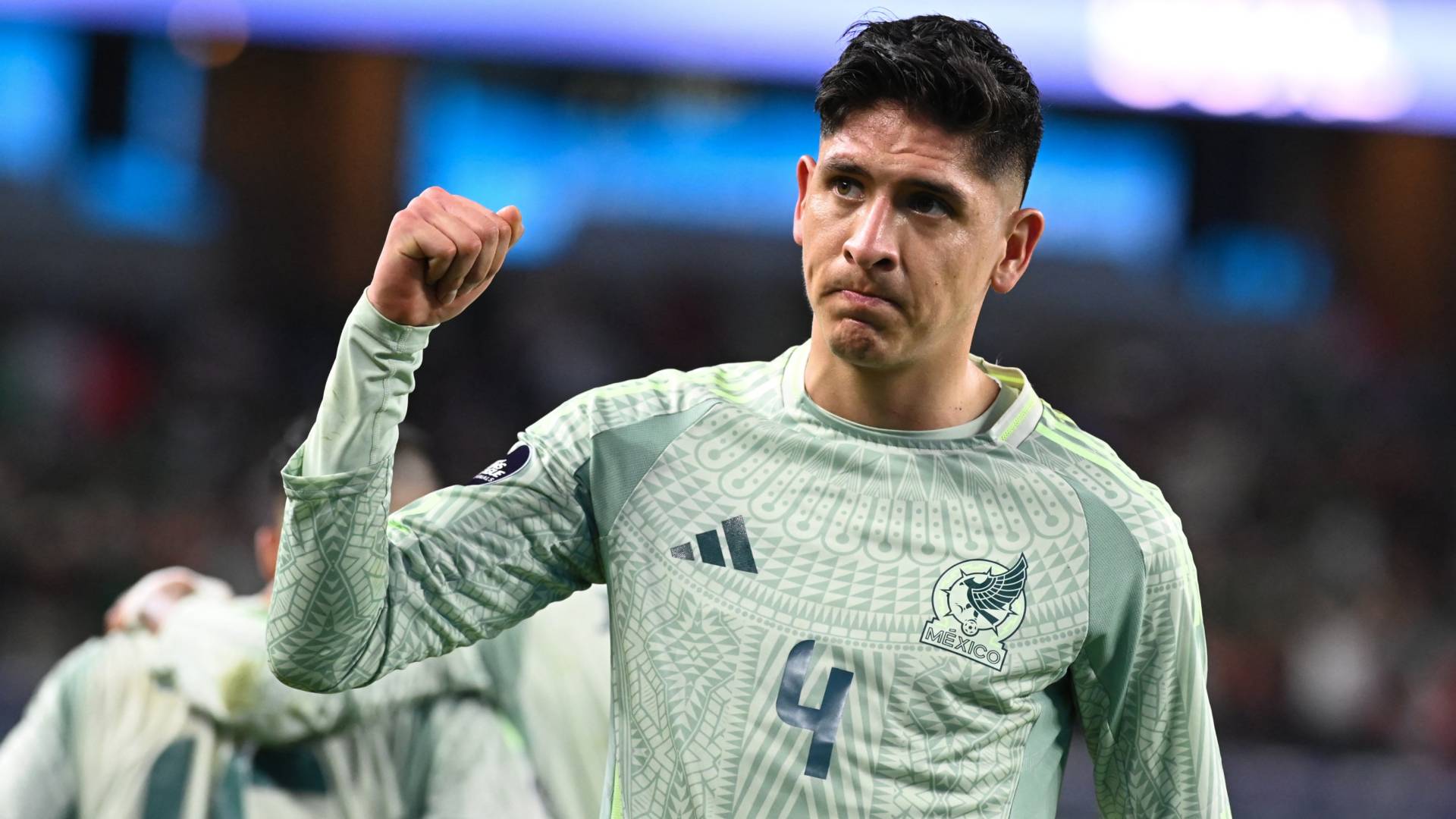 إيدسون ألفاريز على أعتاب دخول نادي الـ100 مع منتخب المكسيك