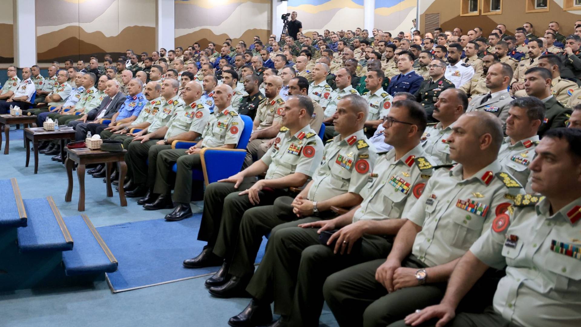 مندوبا عن الملك.. اللواء الركن الحنيطي يرعى حفل تخريج دورة القيادة والأركان 66 المشتركة 30
