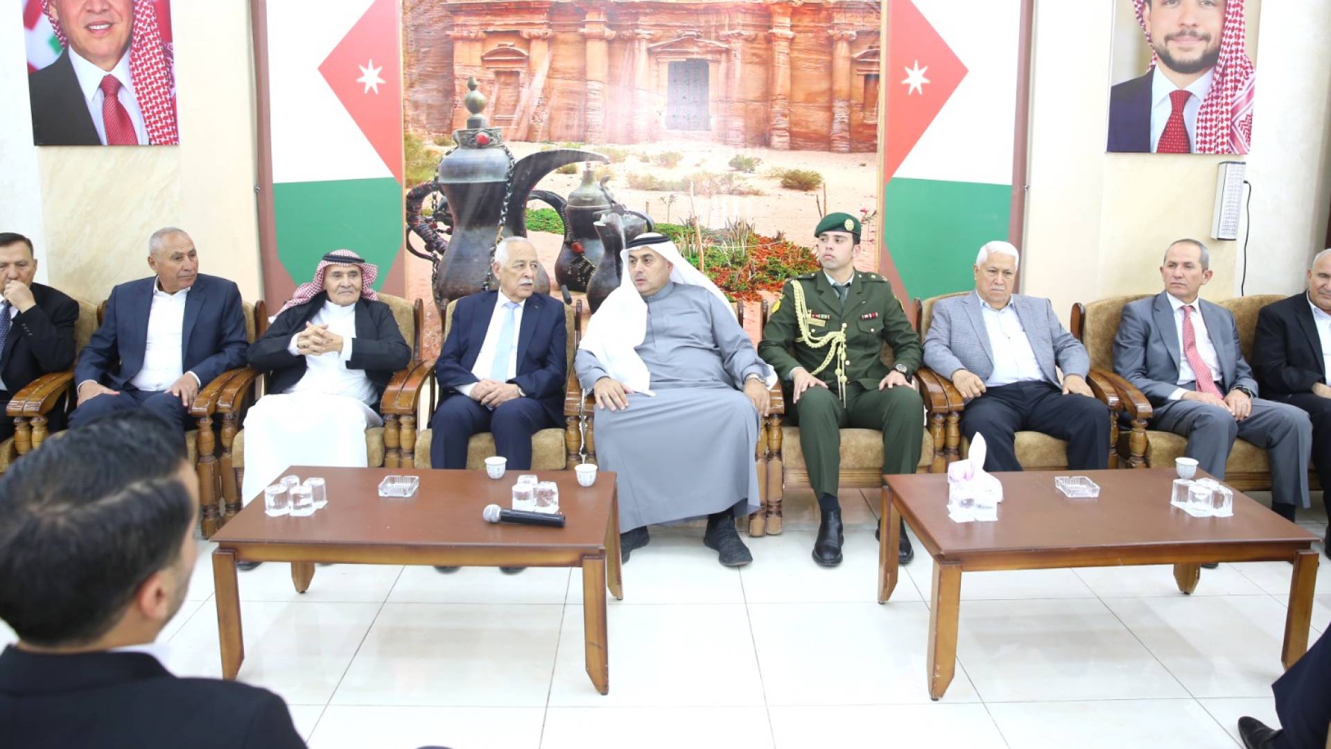 مندوبا عن الملك وولي العهد.. العيسوي يعزي الحراحشة وبني سعيد 