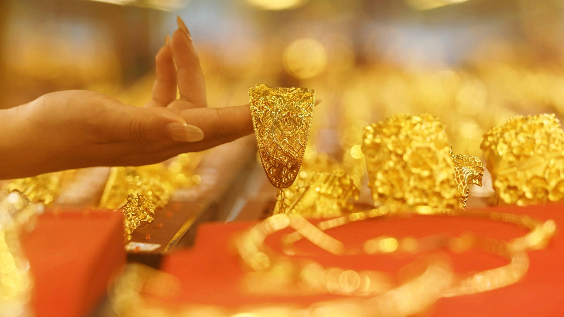 الذهب يواجه أكبر انخفاض شهري منذ 18عاما بسبب توقعات رفع الفائدة الأمريكية