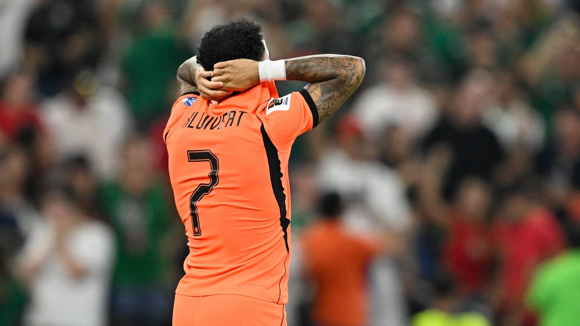 بعد 26 عاما لاعب يكرر مصير والده ويقود هولندا إلى الخروج فكيف حدث ذلك؟
