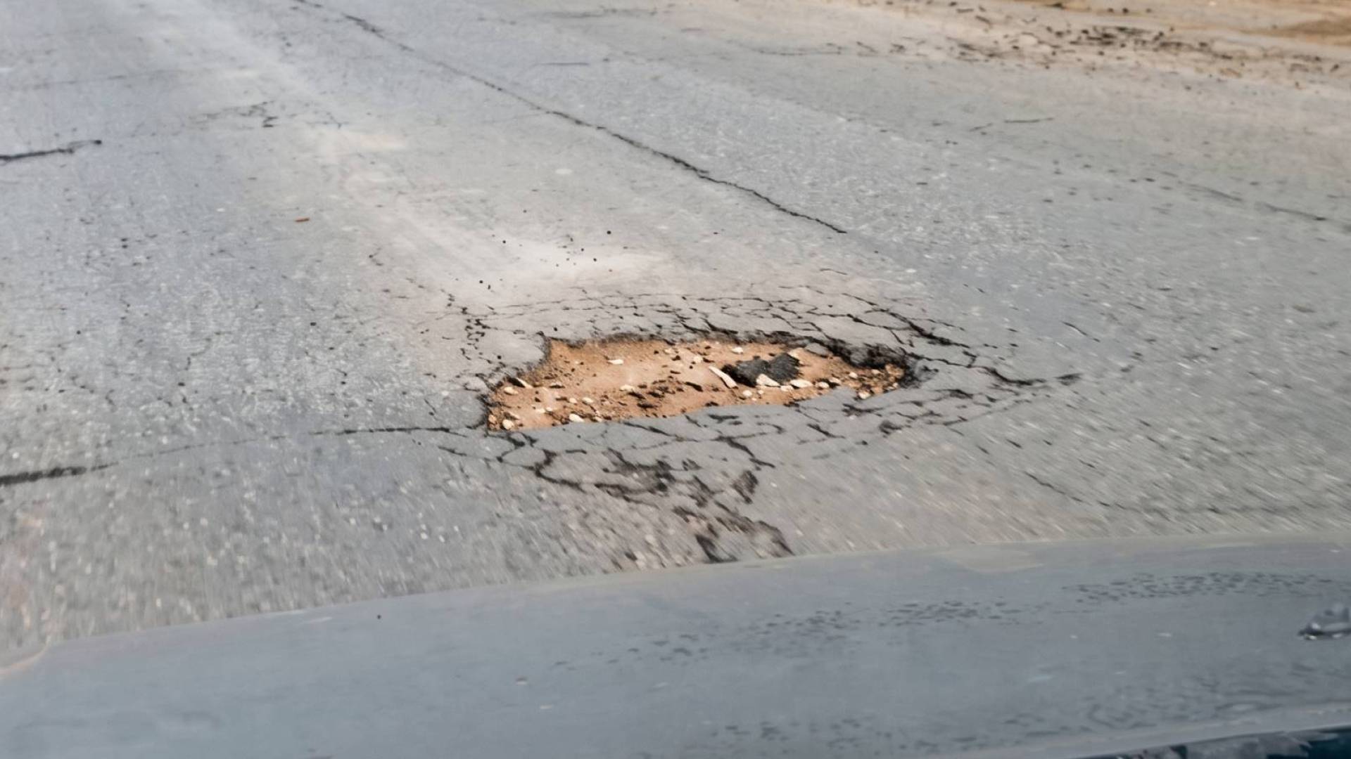 بعد متابعة "من هنا نبدأ".. إصلاح طريق مدينة الحسن الصناعية في الرمثا