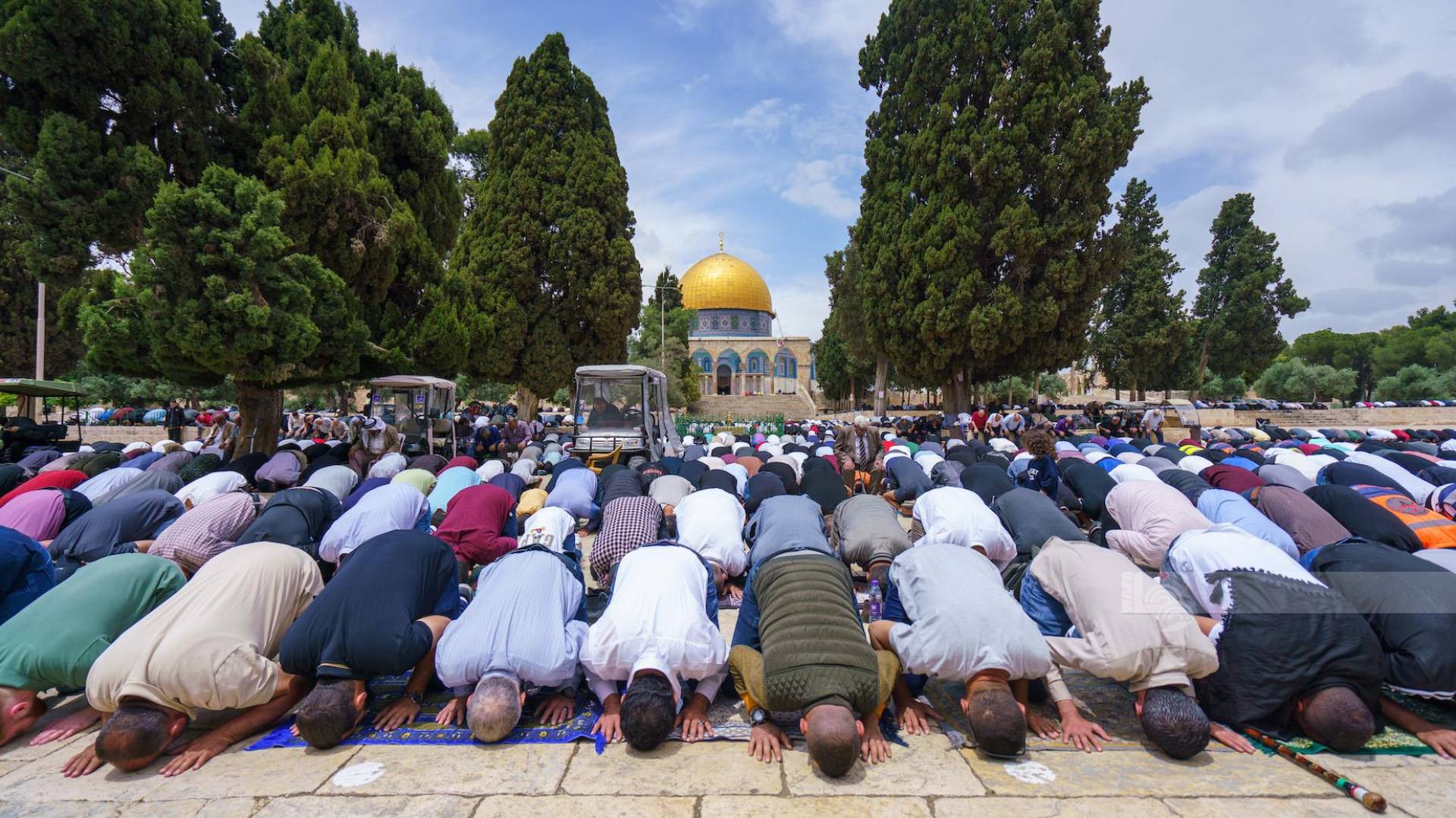 رغم المضايقات والحواجز: 50 ألف مصلٍّ يؤدون صلاة الجمعة في المسجد الأقصى #عاجل 