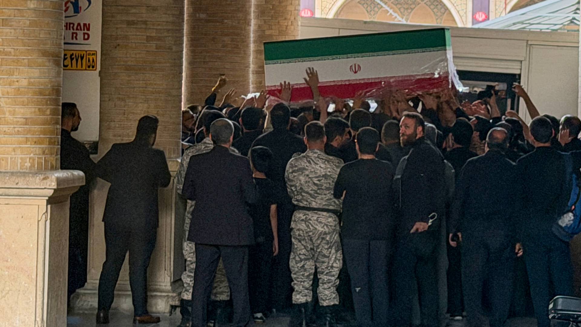 طهران تبدأ مراسم تشييع تاريخية لخامنئي بمشاركة ملايين الإيرانيين ووفود دولية
