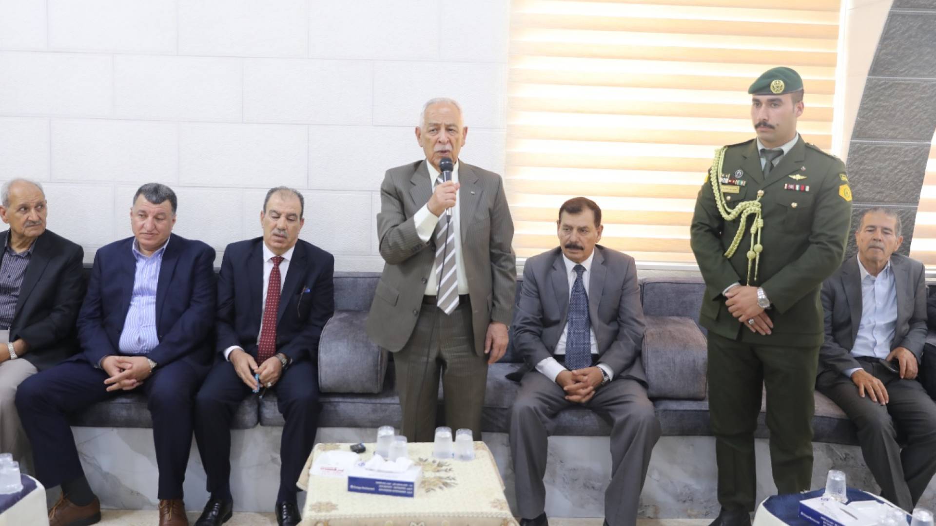 مندوبا عن الملك وولي العهد.. العيسوي يعزي بوفاة موظف الملكية معاذ عبيدات