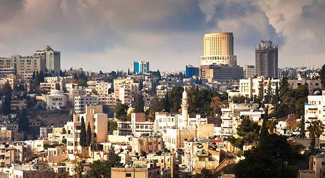 انخفاض على درجات الحرارة السبت وزخات مطرية متوقعة في عمان الليلة 