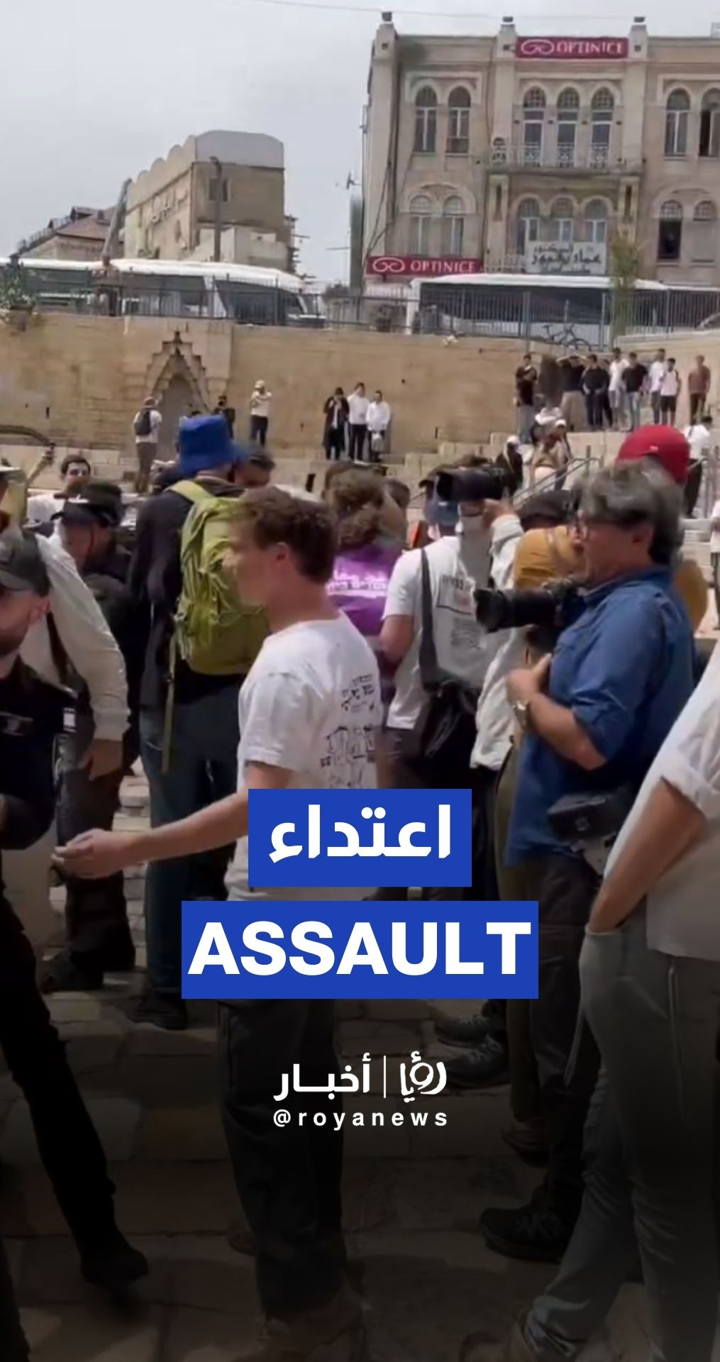 "Israeli" settlers assault Palestinians in Jerusalem