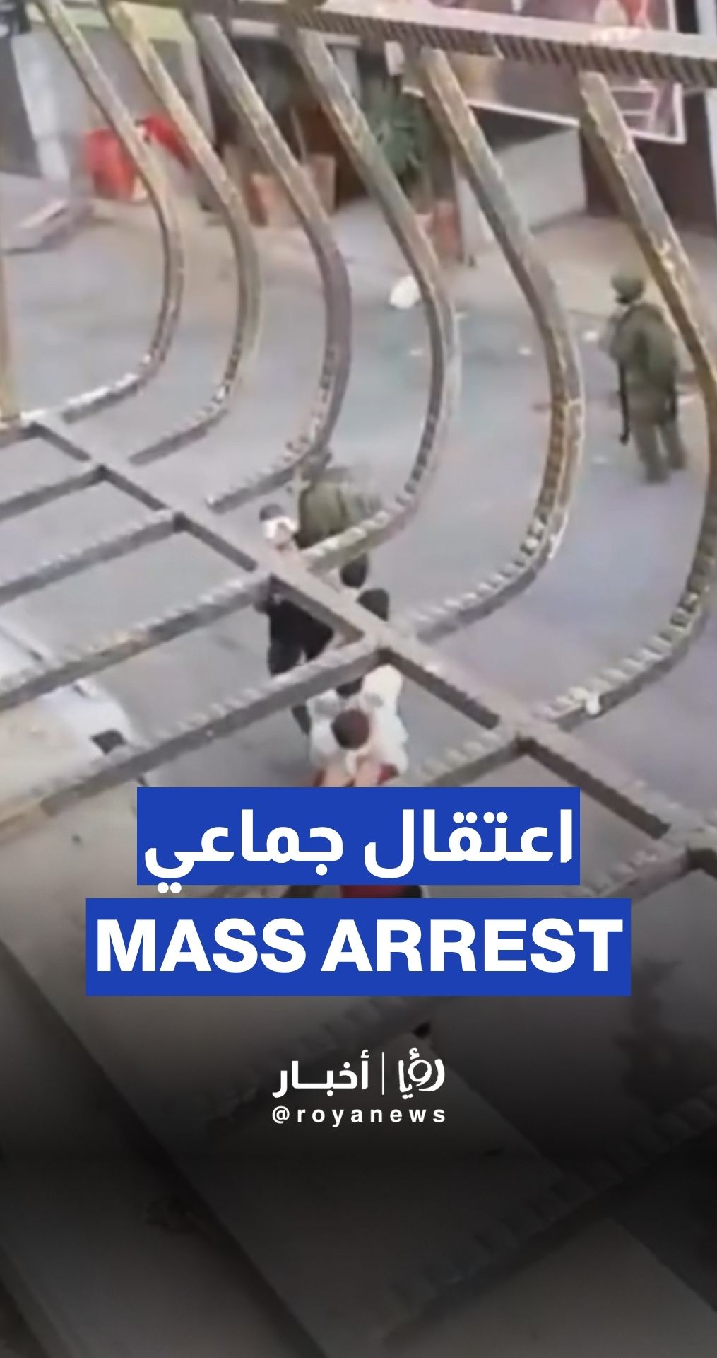 “Israeli” forces arrest Palestinians in Hebron's Al-Fawwar Camp