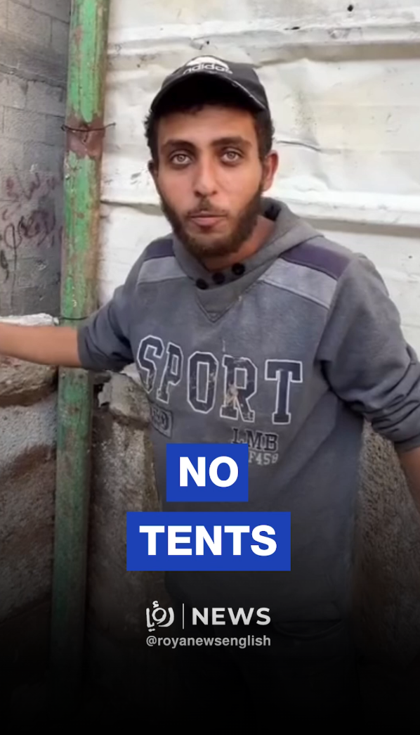 Gaza family builds wall of bricks, mud with bare hands