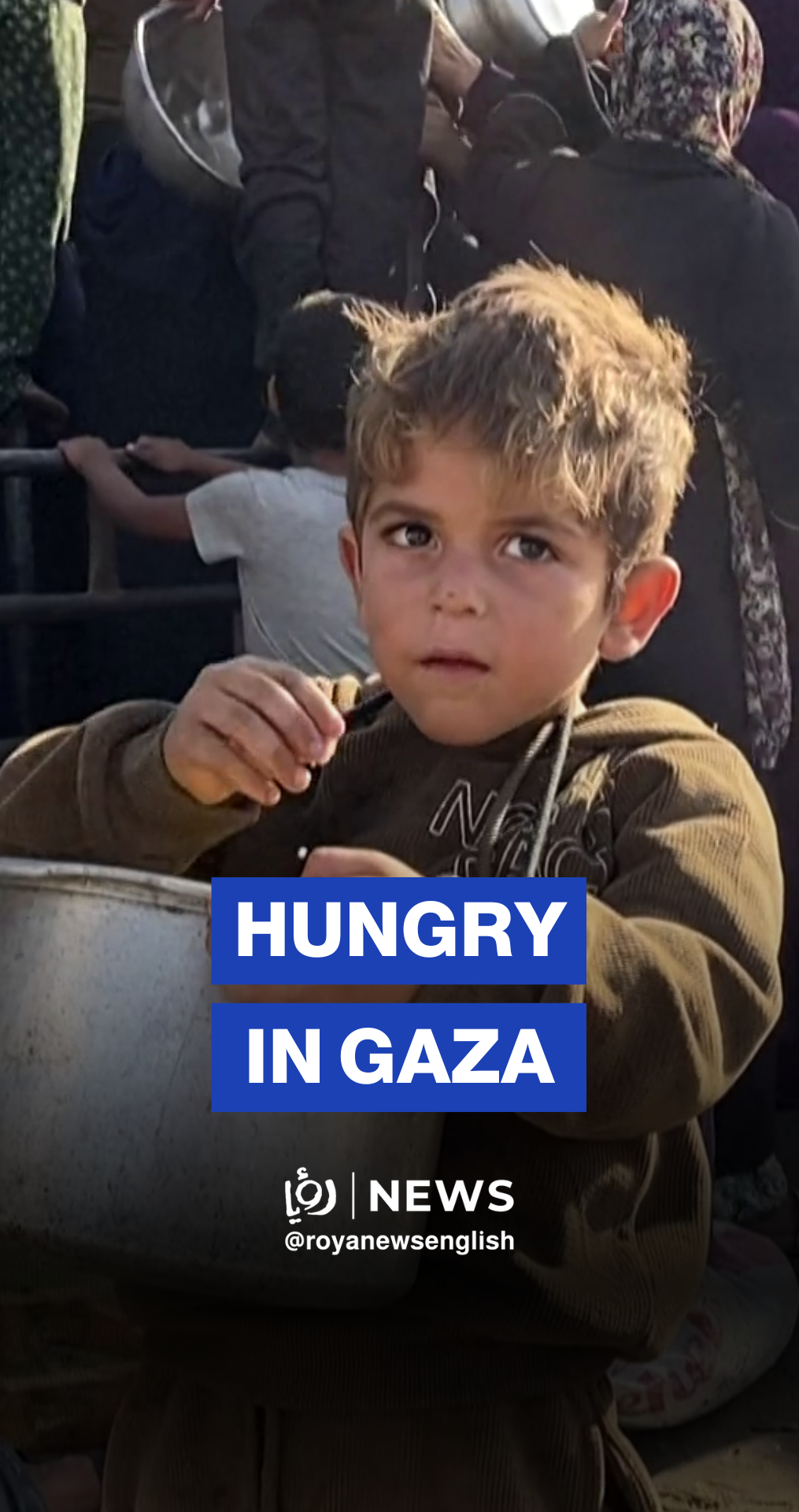 Starved Gazans line up to receive food at distribution centre