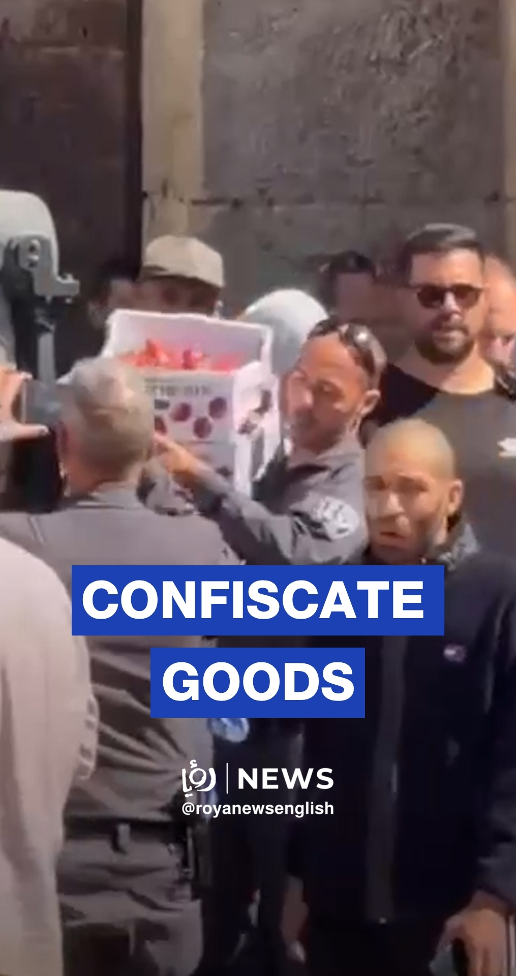 'Israeli' police seize goods from Palestinian vendors in East Jerusalem