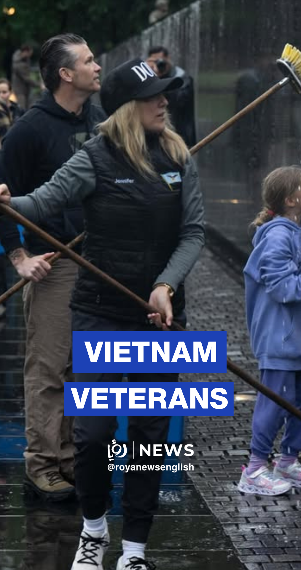 US Defense Secretary helps clean Vietnam Veterans Memorial with family