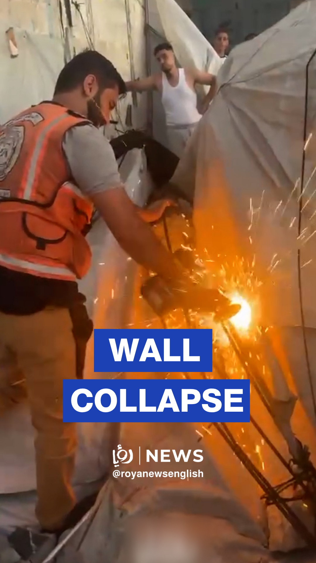 Gaza rescue teams save injured after wall collapse