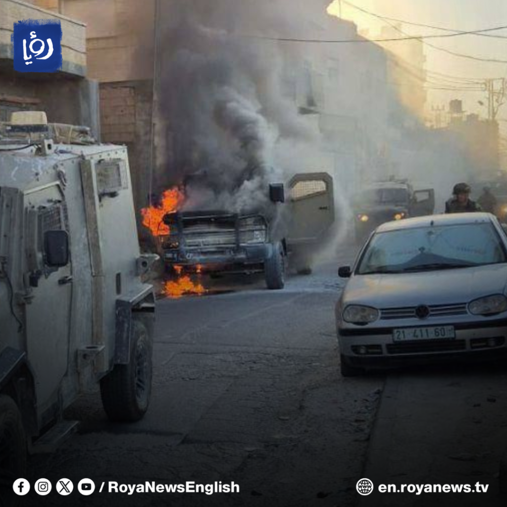 Kendaraan tempur pengangkut personel milik pasukan Israel terbakar kena bom molotov milisi perlawanan Palestina di Kota Artas, dekat Bethlehem, Rabu (24/7/2024).