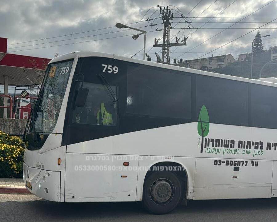 Bus yang menjadi objek penembakan di Kedumim, Qalqilya, Tepi Barat, Senin (6/1/2025).