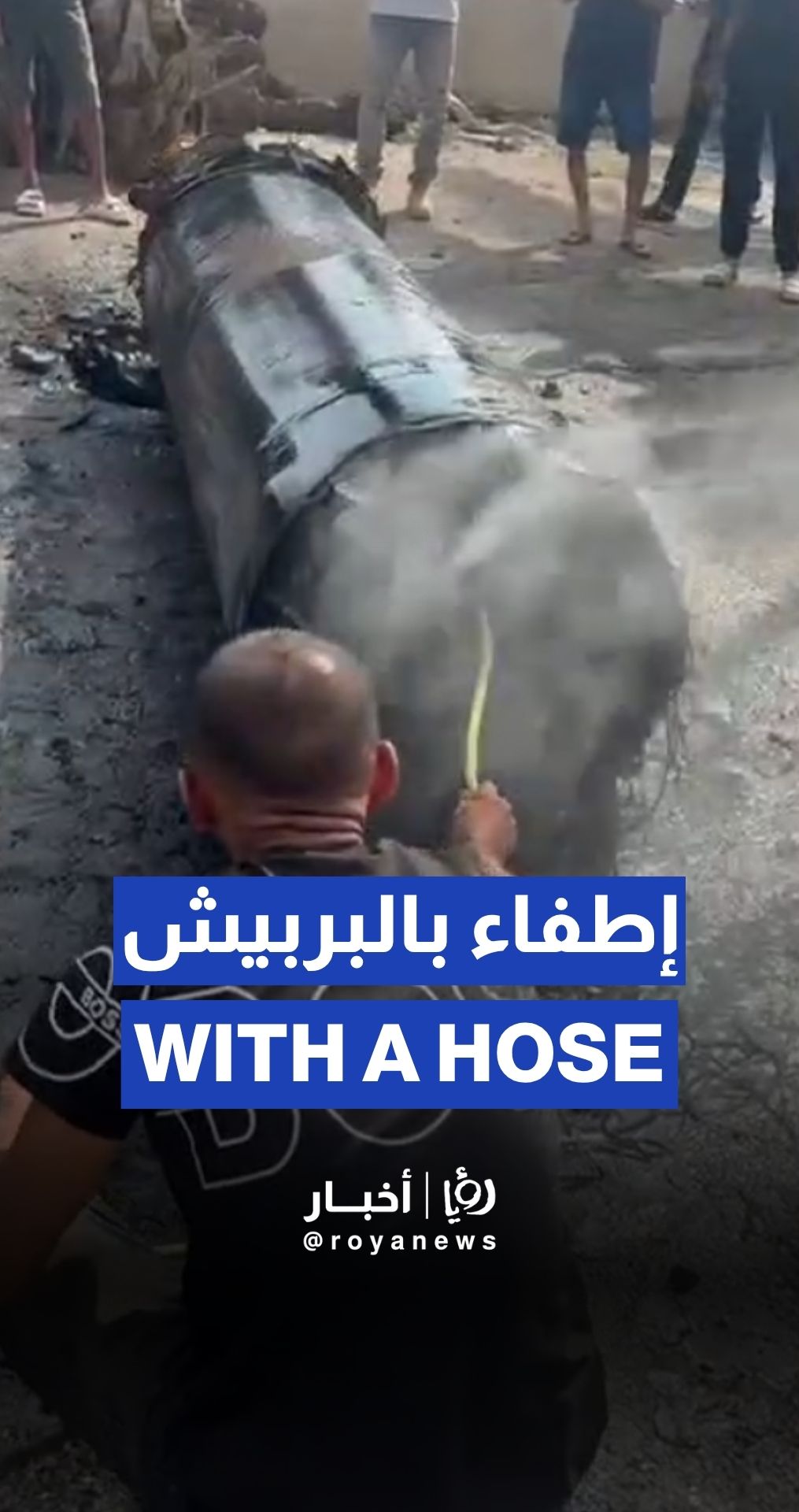 فلسطينيون يُطفئون شظايا صاروخ