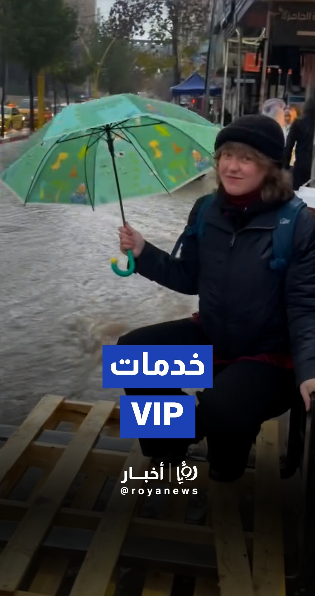 مواطن يستخدم "رافعة" لمساعدة العالقين في اجتياز السيول بمدينة الخليل