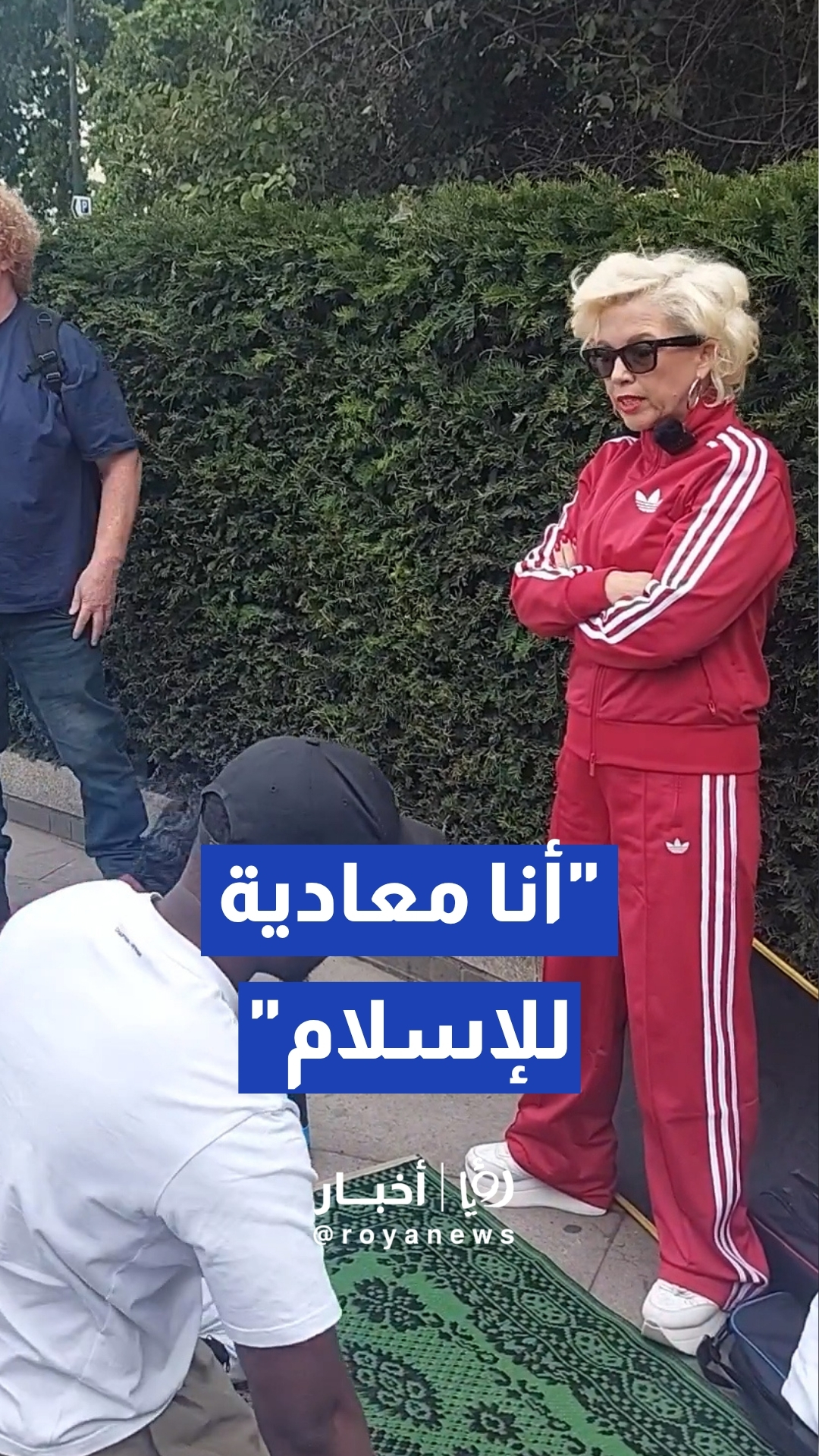 الناشطة البريطانية كيلي جاي كين تمنع مسلمين من الصلاة في "ركن الخطباء" بلندن
